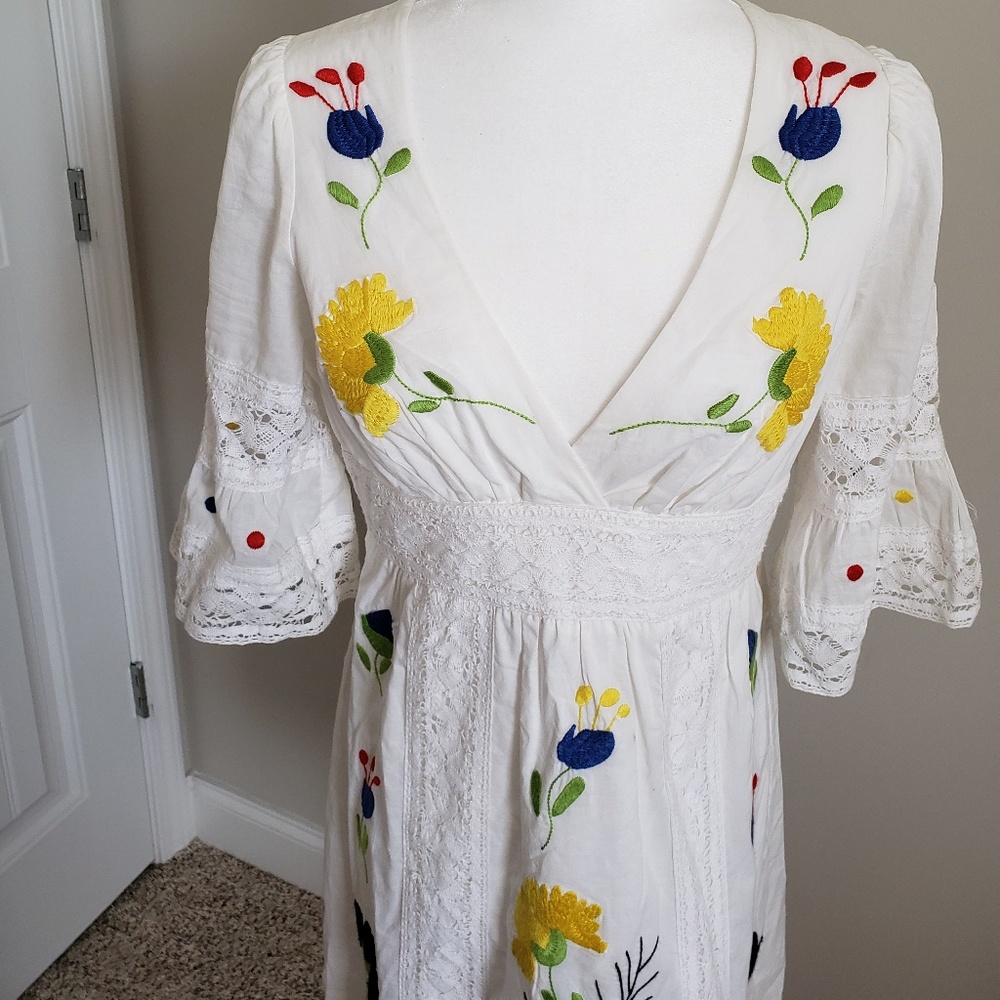 Va Va by Joy Han Embroidered dress M